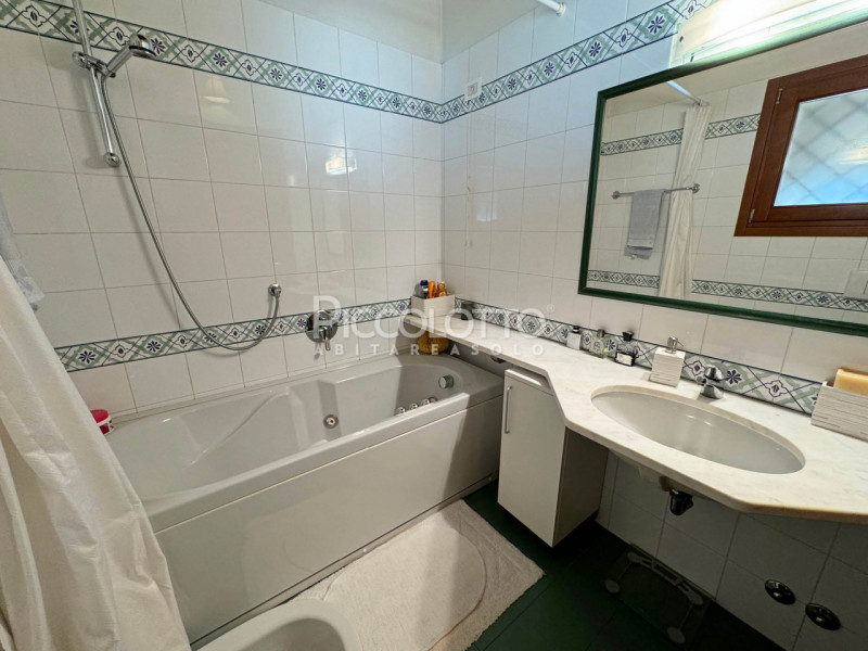 Rif. V5230 - Asolo Golf, a 10 minuti dal centro storico di Asolo, con splendida vista sui Colli A...