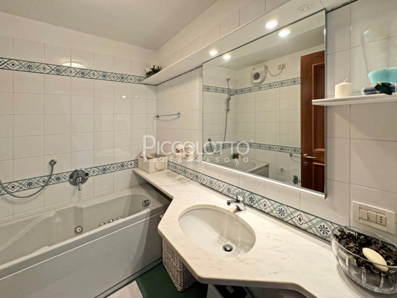 Rif. V5230 - Asolo Golf, a 10 minuti dal centro storico di Asolo, con splendida vista sui Colli A...