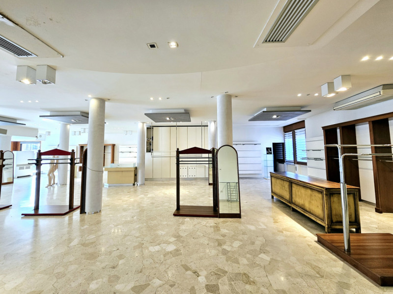 A Battaglia Terme, in posizione strategica e ad alta visibilità, proponiamo in affitto locale com...