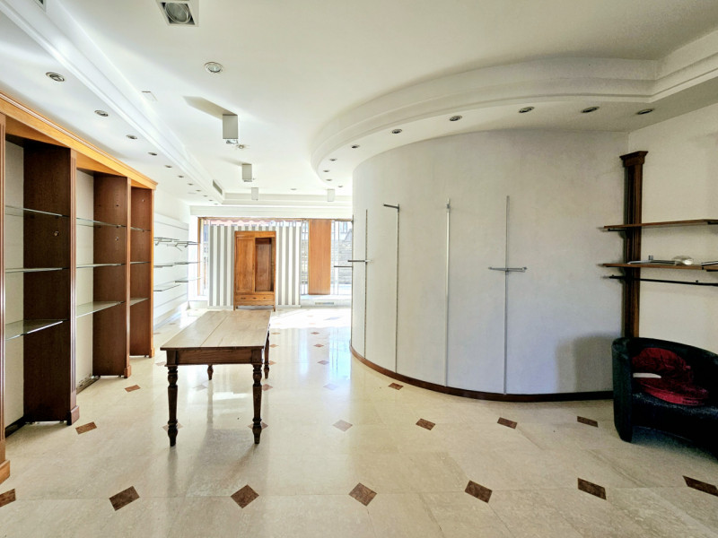 A Battaglia Terme, in posizione strategica e ad alta visibilità, proponiamo in affitto locale com...