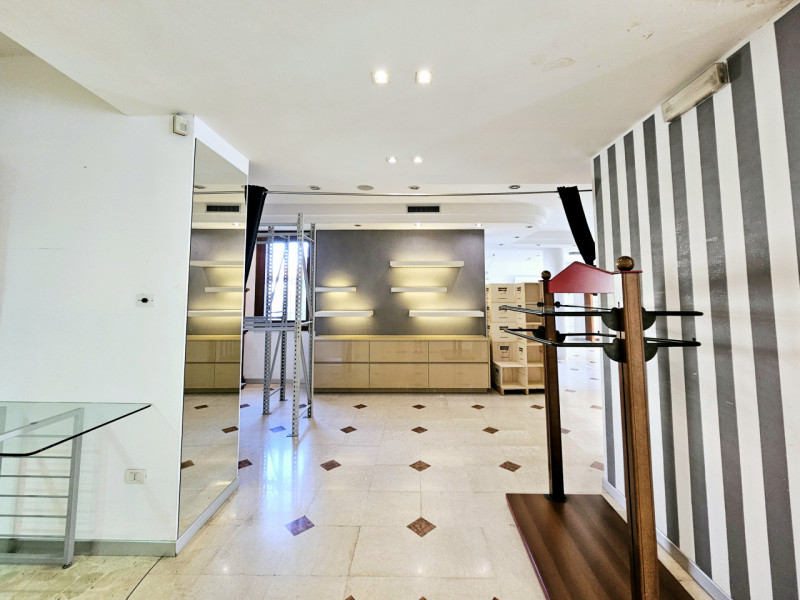 A Battaglia Terme, in posizione strategica e ad alta visibilità, proponiamo in affitto locale com...