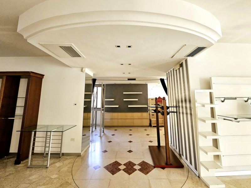 A Battaglia Terme, in posizione strategica e ad alta visibilità, proponiamo in affitto locale com...