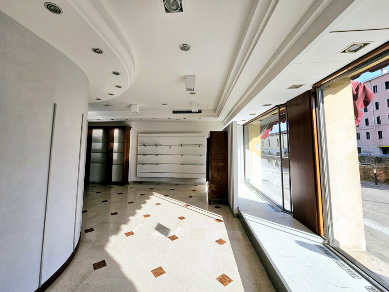 A Battaglia Terme, in posizione strategica e ad alta visibilità, proponiamo in affitto locale com...