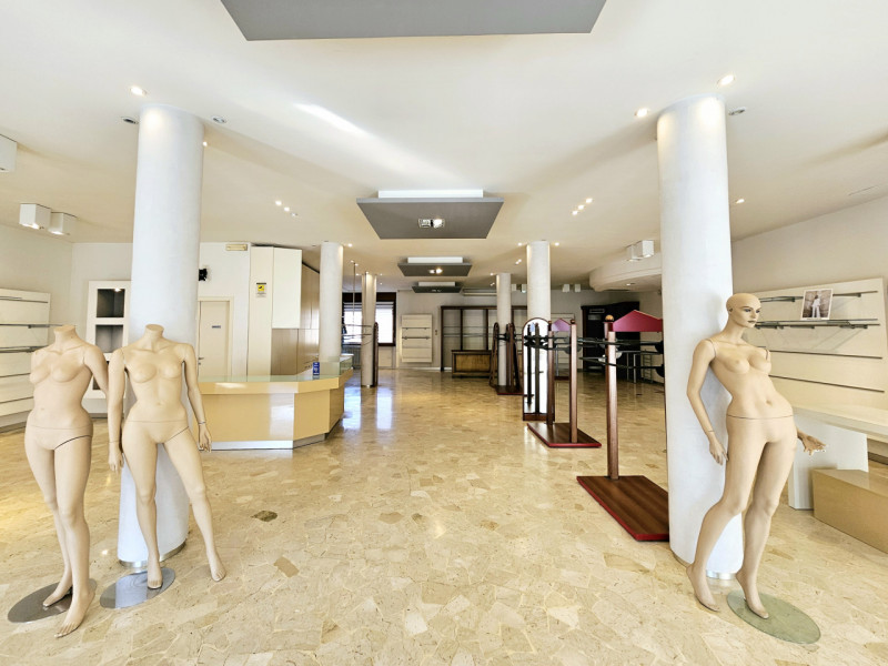 A Battaglia Terme, in posizione strategica e ad alta visibilità, proponiamo in affitto locale com...