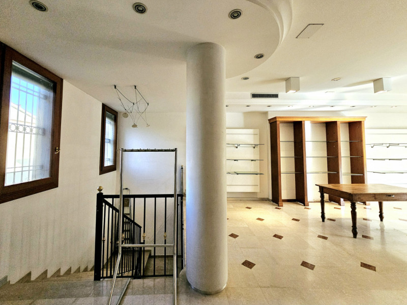 A Battaglia Terme, in posizione strategica e ad alta visibilità, proponiamo in affitto locale com...