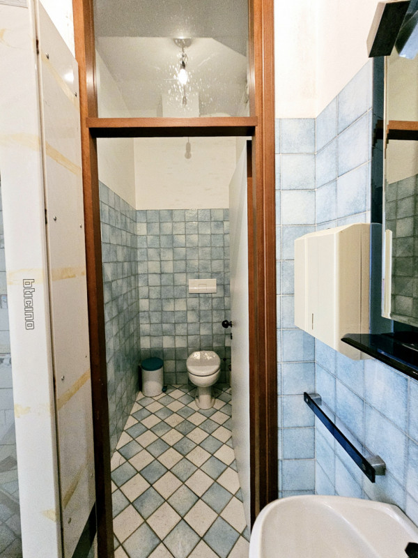 A Battaglia Terme, in posizione strategica e ad alta visibilità, proponiamo in affitto locale com...