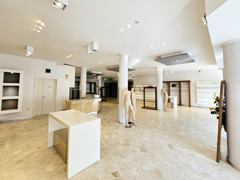 A Battaglia Terme, in posizione strategica e ad alta visibilità, proponiamo in affitto locale com...