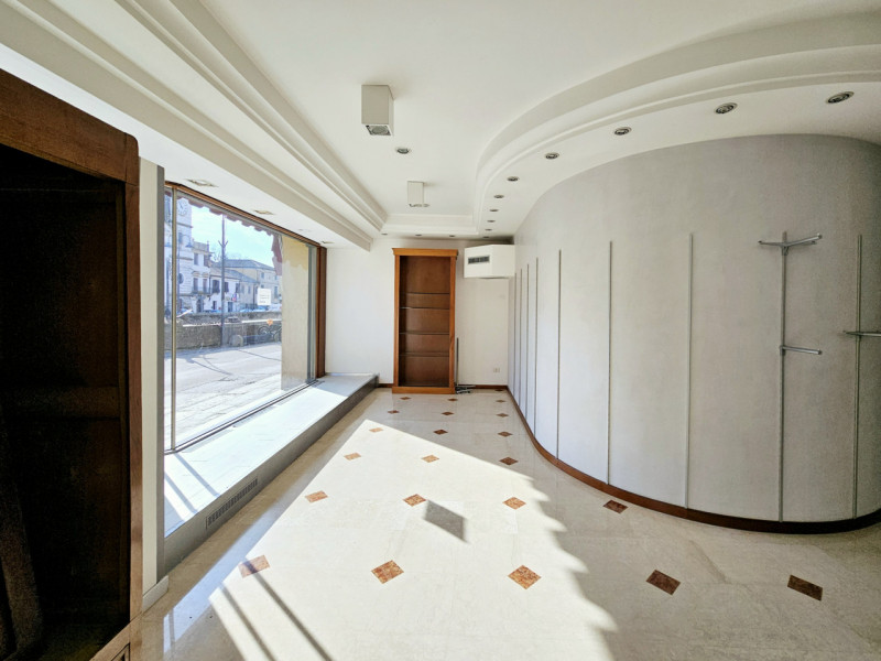 A Battaglia Terme, in posizione strategica e ad alta visibilità, proponiamo in affitto locale com...