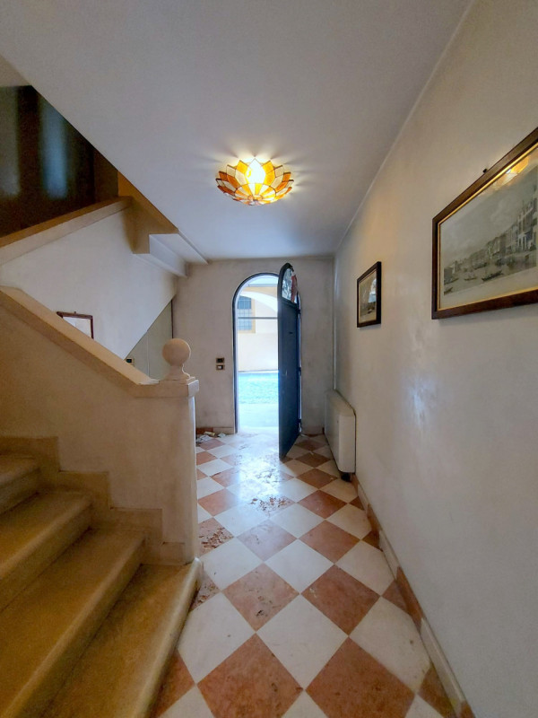 Scopri un'opportunità unica di vivere in una splendido immobile indipendente terratetto, situata ...