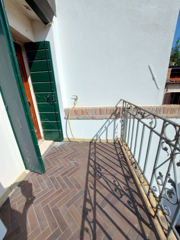 Scopri un'opportunità unica di vivere in una splendido immobile indipendente terratetto, situata ...