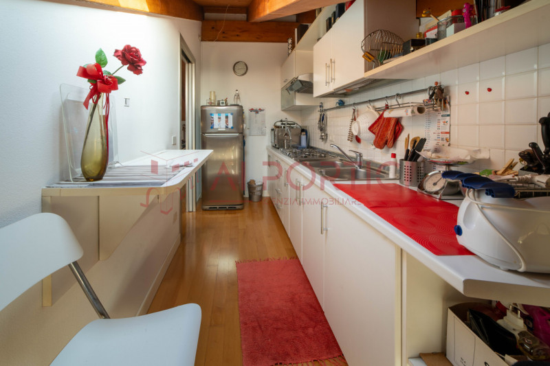 Arzerello di PIOVE DI SACCO – Originale APPARTAMENTO interamente mansardato con travi a vista e p...