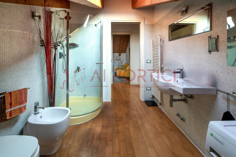 Arzerello di PIOVE DI SACCO – Originale APPARTAMENTO interamente mansardato con travi a vista e p...