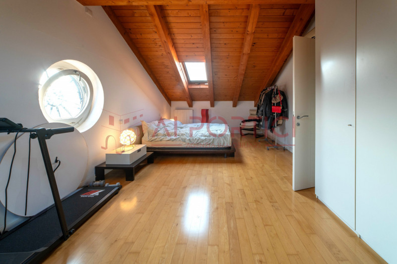 Arzerello di PIOVE DI SACCO – Originale APPARTAMENTO interamente mansardato con travi a vista e p...