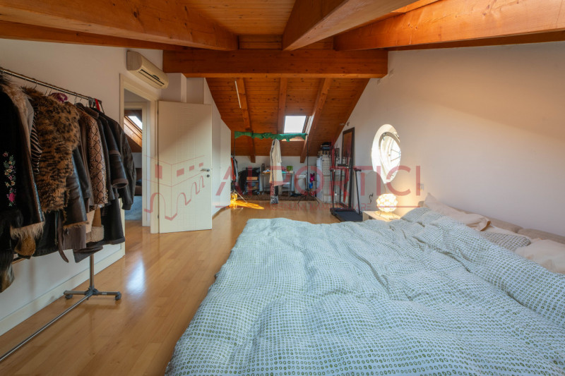 Arzerello di PIOVE DI SACCO – Originale APPARTAMENTO interamente mansardato con travi a vista e p...