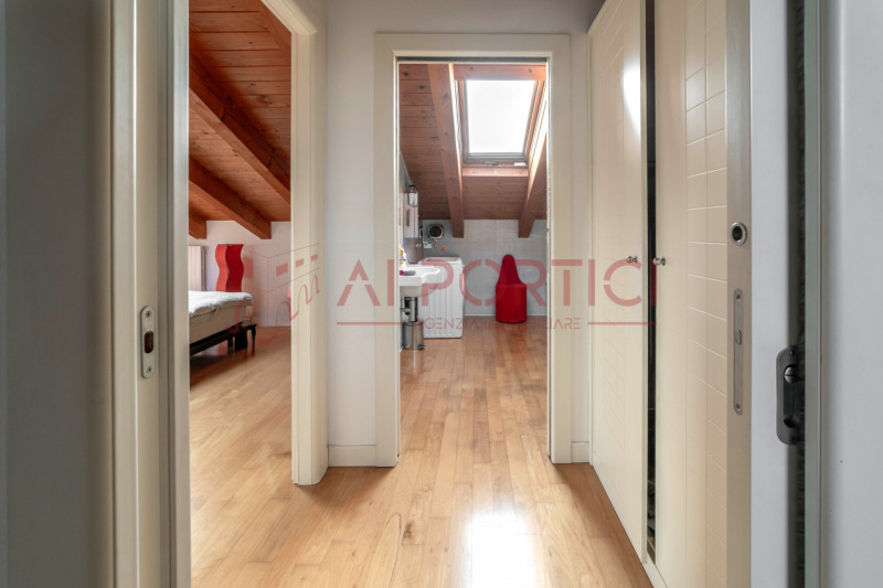 Arzerello di PIOVE DI SACCO – Originale APPARTAMENTO interamente mansardato con travi a vista e p...