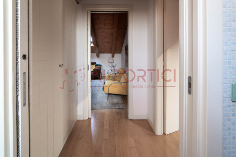 Arzerello di PIOVE DI SACCO – Originale APPARTAMENTO interamente mansardato con travi a vista e p...