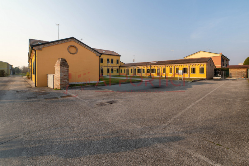 Arzerello di PIOVE DI SACCO – Originale APPARTAMENTO interamente mansardato con travi a vista e p...