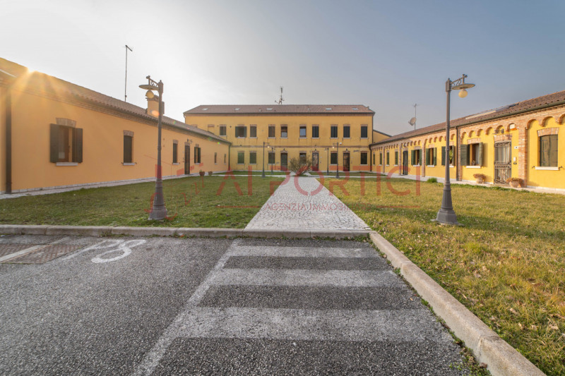 Arzerello di PIOVE DI SACCO – Originale APPARTAMENTO interamente mansardato con travi a vista e p...