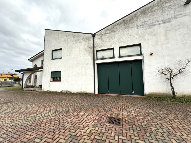 Rif. S398 - Proponiamo in vendita nel comune di Solesino un magazzino di 340 mq circa con piazzal...