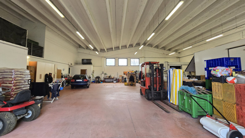Rif. S398 - Proponiamo in vendita nel comune di Solesino un magazzino di 340 mq circa con piazzal...