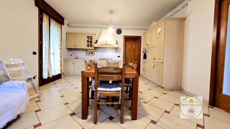 Rif. S398 - Proponiamo in vendita nel comune di Solesino proprietà composta da casa indipendente ...