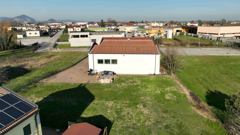 Rif. S398 - Proponiamo in vendita nel comune di Solesino un magazzino di 340 mq circa con piazzal...