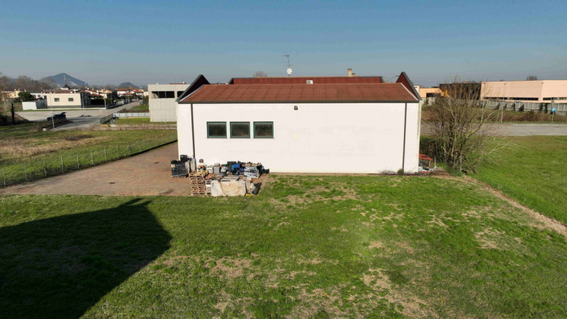 Rif. S398 - Proponiamo in vendita nel comune di Solesino un magazzino di 340 mq circa con piazzal...