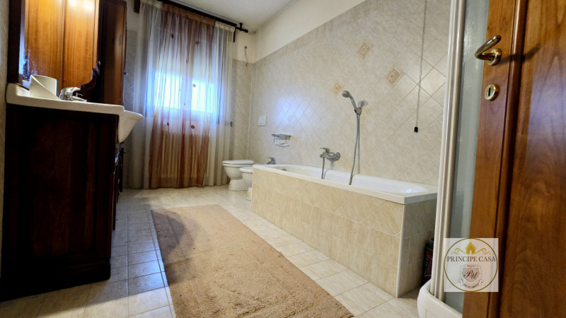 Rif. S398 - Proponiamo in vendita nel comune di Solesino proprietà composta da casa indipendente ...