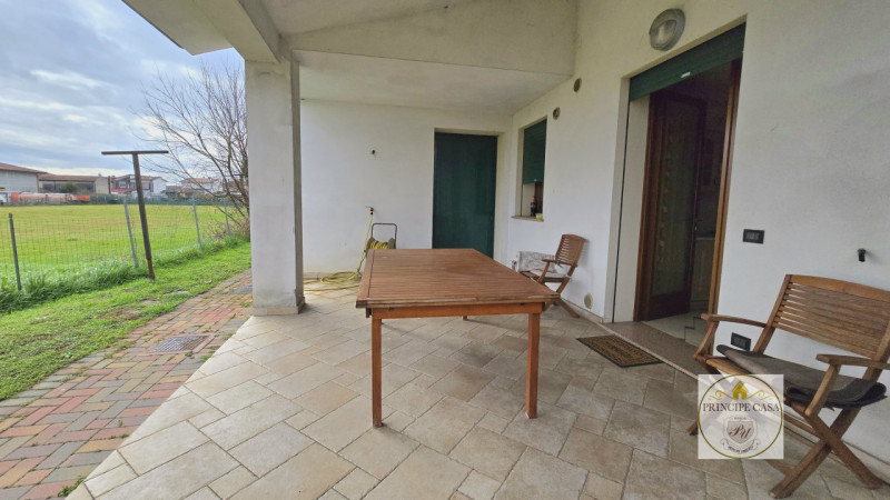 Rif. S398 - Proponiamo in vendita nel comune di Solesino proprietà composta da casa indipendente ...