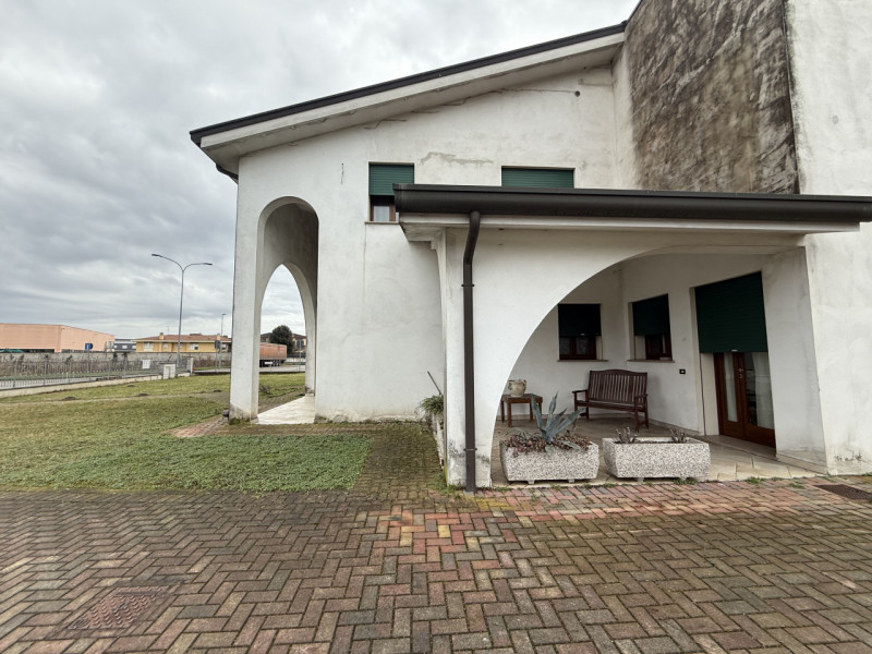 Rif. S398 - Proponiamo in vendita nel comune di Solesino proprietà composta da casa indipendente ...