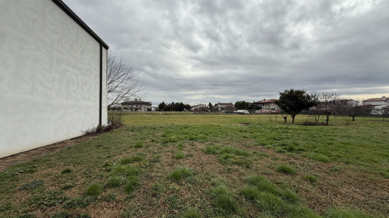 Rif. S398 - Proponiamo in vendita nel comune di Solesino proprietà composta da casa indipendente ...