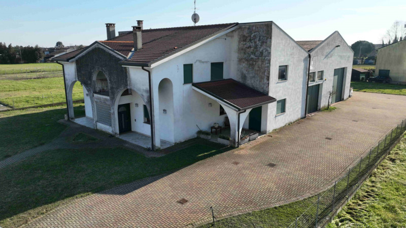 Rif. S398 - Proponiamo in vendita nel comune di Solesino proprietà composta da casa indipendente ...