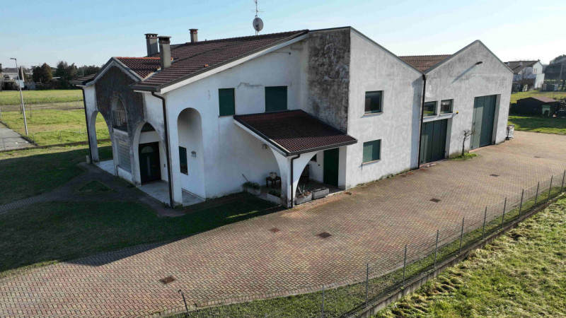 Rif. S398 - Proponiamo in vendita nel comune di Solesino proprietà composta da casa indipendente ...