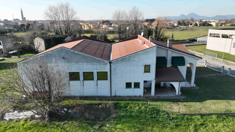 Rif. S398 - Proponiamo in vendita nel comune di Solesino proprietà composta da casa indipendente ...