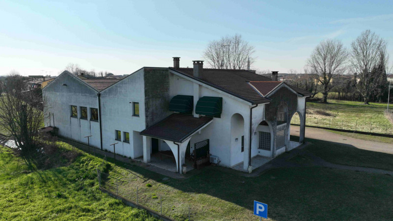 Rif. S398 - Proponiamo in vendita nel comune di Solesino proprietà composta da casa indipendente ...