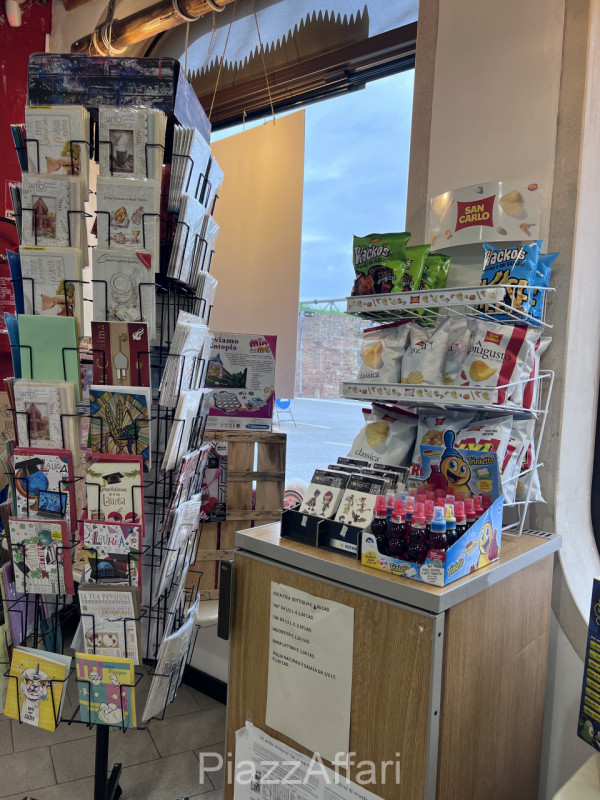 Cedesi su doppia strada di passaggio storica ed avviata tabaccheria - ricevitoria - cartoleria in...