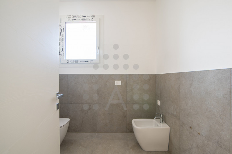 Cerchi una casa nuova mai abitata senza IVA, con allacciamenti e comfort già compresi?
Questa vil...