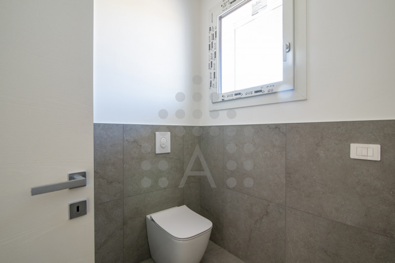 Cerchi una casa nuova mai abitata senza IVA, con allacciamenti e comfort già compresi?
Questa vil...