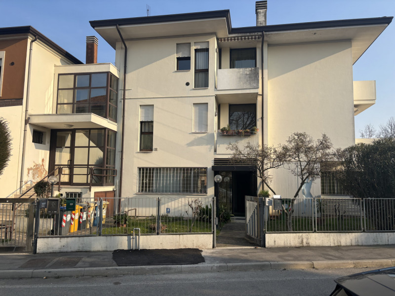 Ufficio al Piano Terra con Ingresso Indipendente – Un'Occasione Imperdibile a Mestrino Centro!

N...