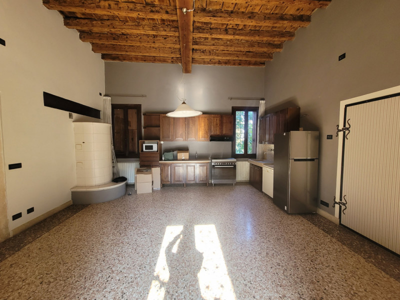 FOR RENT IN VICENZA  Prestigiosa Dependance in Affitto a 15 minuti dalla Caserma Ederle
In una de...