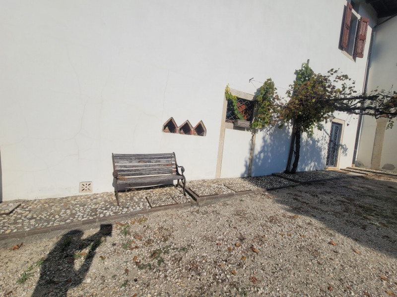 FOR RENT IN VICENZA  Prestigiosa Dependance in Affitto a 15 minuti dalla Caserma Ederle
In una de...