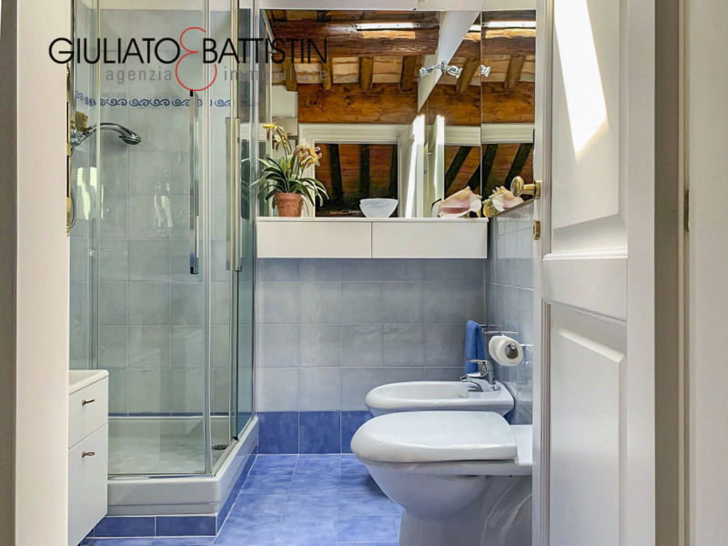 VICENZA: in Corso Andrea Palladio, su palazzo di pregio storico, siamo a proporre lussuoso appart...