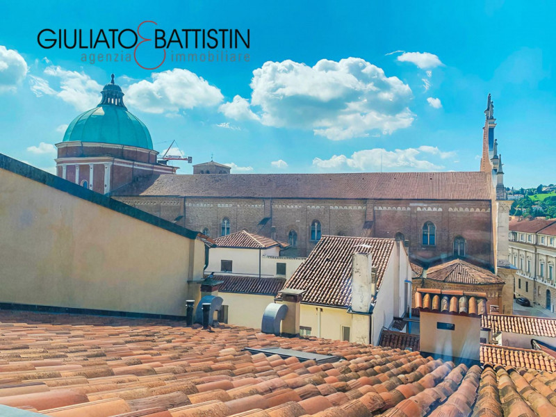 VICENZA: in Corso Andrea Palladio, su palazzo di pregio storico, siamo a proporre lussuoso appart...