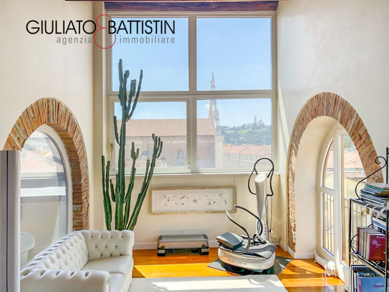 VICENZA: in Corso Andrea Palladio, su palazzo di pregio storico, siamo a proporre lussuoso appart...