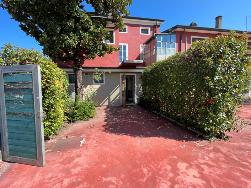 Nel cuore della campagna veneta, nella tranquilla frazione di Lissaro, comune di Mestrino, propon...