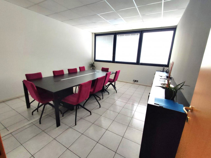 Padova Est - Viale Navigazione Interna - 
Luminoso ufficio posto al secondo piano composto da 4 v...