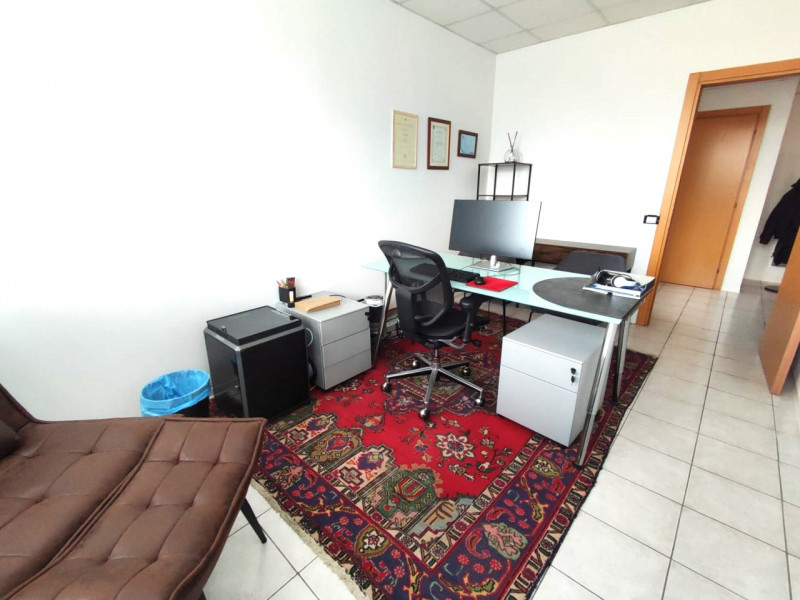 Padova Est - Viale Navigazione Interna - 
Luminoso ufficio posto al secondo piano composto da 4 v...