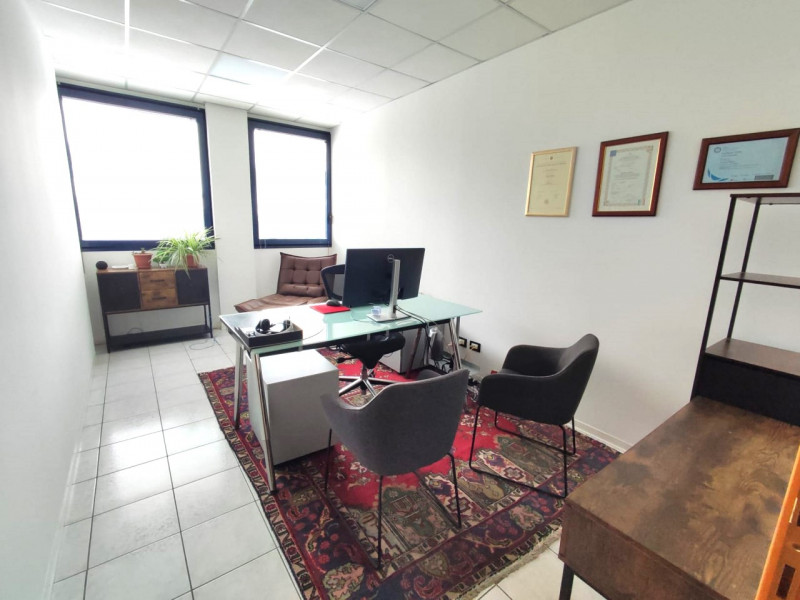 Padova Est - Viale Navigazione Interna - 
Luminoso ufficio posto al secondo piano composto da 4 v...