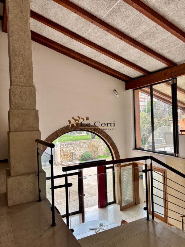 Situata nel prestigioso comune di Lonigo, nella zona centrale del paese, questa elegante e spazio...