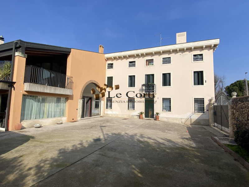 Situata nel prestigioso comune di Lonigo, nella zona centrale del paese, questa elegante e spazio...